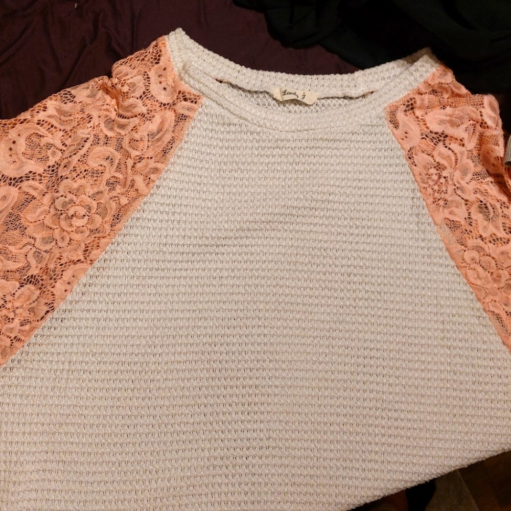 Large sweater with lace sleeves